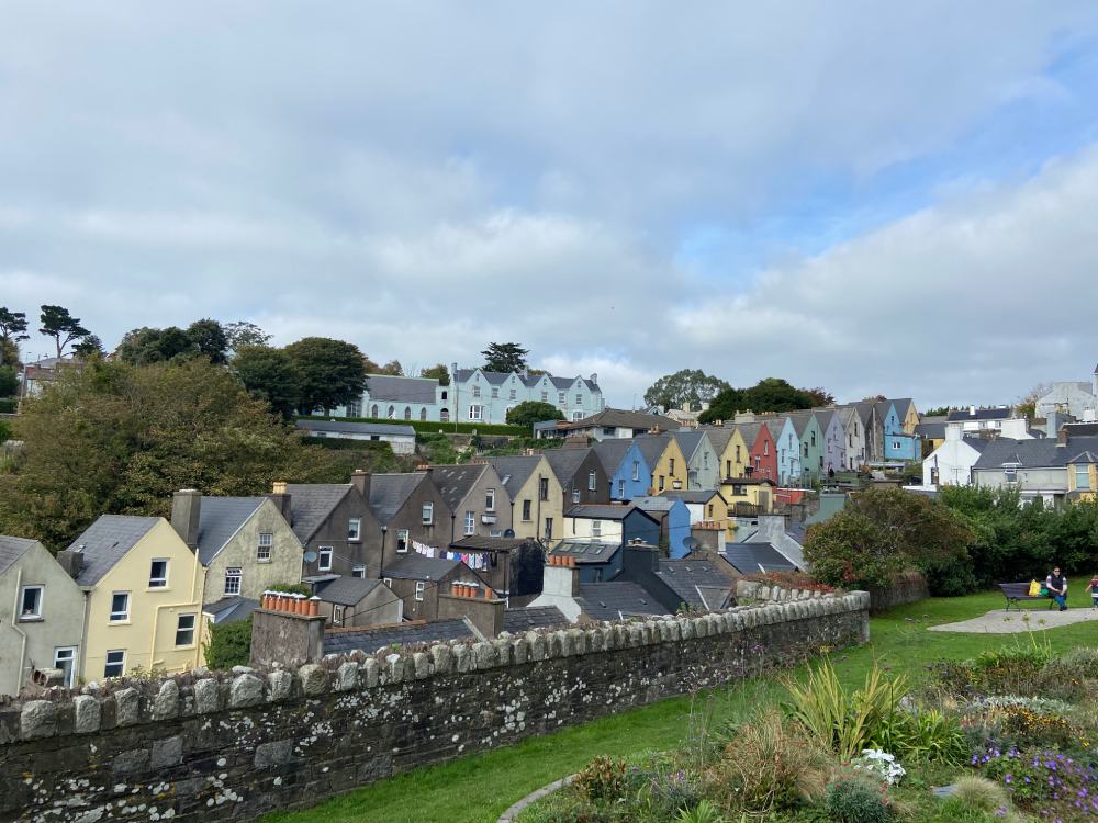 Cobh Cork, casas de colores y catedral de St Colman